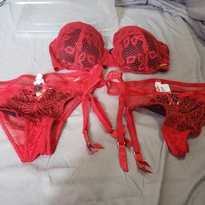 Bra with 2 bottoms with detachable garter straps